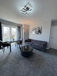 SandyCroft- Secure gated Parking & Close To Airport - 9