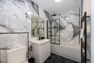 SandyCroft- Secure gated Parking & Close To Airport - 2