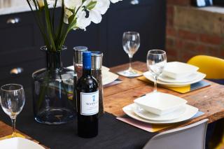 Chic 2-Bed NYC Retreat - Leeds - 6