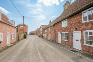 Charming 2BR Cottage - 9