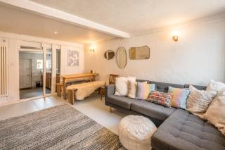 Charming 2BR Cottage - 7