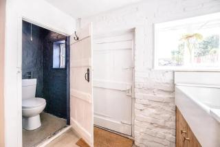 Charming 2BR Cottage - 4