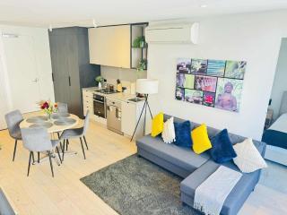 ADEK Apartments North Melb - 2BR Apt near Melb Zoo with free Parking, Pool & Gym - 9