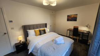 Luxury Deluxe Favoured Home - 4 bedroom - 9 Guests - Contractors Welcome - 5