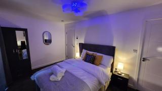 Luxury Deluxe Favoured Home - 4 bedroom - 9 Guests - Contractors Welcome - 4