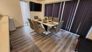 Luxury Deluxe Favoured Home - 4 bedroom - 9 Guests - Contractors Welcome - 6