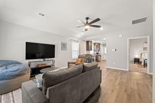 Stylish 2BR -Fenced Yard, Grill, TV- Pet Friendly - Fort Worth - 0