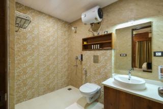 FabHotel Golf Inn - Business-Friendly Stay near Golf Course Road, Cyberhub & Metro - 4