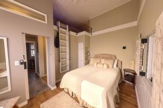 Cozy cottage on peaceful lake - 1