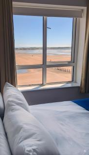 Charming Beachfront Apartments, Best Sea Views in Tramore - 4