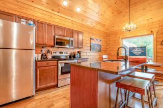 Dancing Bear Hideaway - Outdoor Hot Tub, Screened-In Deck, + Access to Community Amenities - 2