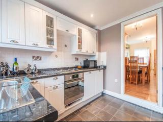 Beautiful Home in M34 - Perfect for Long Stays - 7