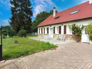Maison spacieuse avec piscine à La Bazoche-Gouet - 0
