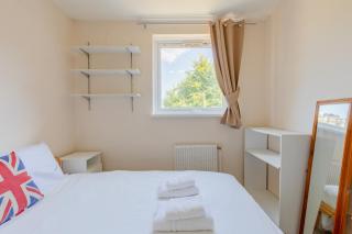 Spacious 3BD House wPrivate Garden - Kennington! - 4