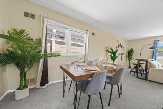 Spacious 3BR with Parking and 3 min Light Rail to NYC - 3