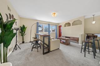 Spacious 3BR with Parking and 3 min Light Rail to NYC - 8