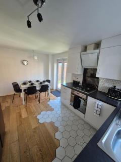 Stylish 3 Bedroom House, Perfect for Families and Groups - 1