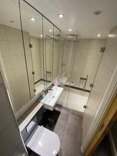Chic 1BD Flat wPatio - 2 Mins from Baron's Court! - Londen - 0
