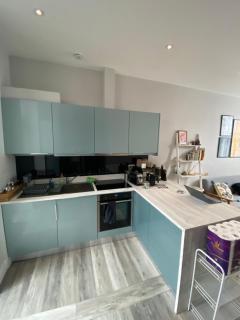 Chic 1BD Flat wPatio - 2 Mins from Baron's Court! - Londen - 8