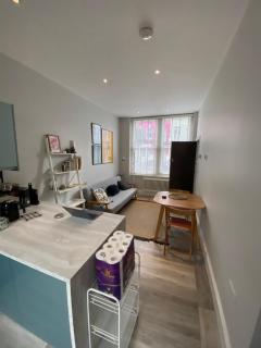 Chic 1BD Flat wPatio - 2 Mins from Baron's Court! - 9