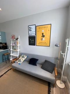 Chic 1BD Flat wPatio - 2 Mins from Baron's Court! - Londen - 5