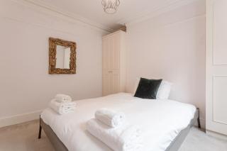 Modern Garden Apartment Camden - 9