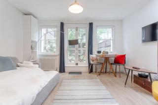 Modern Garden Apartment Camden - 6