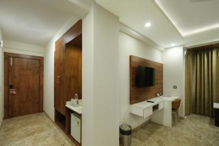 FabHotel Golf Inn - Business-Friendly Stay near Golf Course Road, Cyberhub & Metro - 1