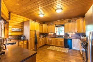 Secluded Getaway- 10 Mins to Blue Ridge Parkway, Sleeps 8, Hot Tub, Fire Pit - 9