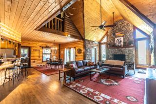 Secluded Getaway- 10 Mins to Blue Ridge Parkway, Sleeps 8, Hot Tub, Fire Pit - 8