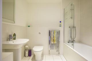 Modern 1 Bedroom Apartment Near Canary Wharf with Balcony - 9