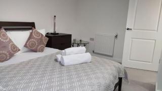Modern 1 Bedroom Apartment Near Canary Wharf with Balcony - 2