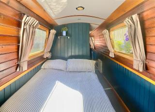 Pretty London narrowboat moored in private garden - 2