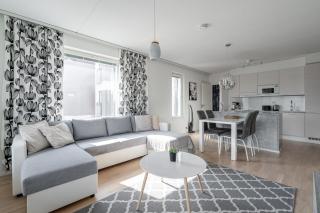 Spacious 2BR Apt with Sauna & Private Balcony with Lake View - 9
