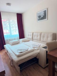 Prime location one bed apartment with hydro bath in Royal Plaza - 1