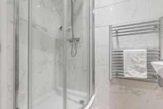 NEW BUILD - Modern Lux Broad St City Centre 2 Bedroom Apt, 2 Bathroom - Birmingham City Centre - Smart TVs with Netflix - Long Stays Allowed - 5 mins walk to Brindley Place, 1 min to Broad Streets Bars and Restaurants - 8