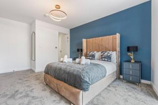 NEW BUILD - Modern Lux Broad St City Centre 2 Bedroom Apt, 2 Bathroom - Birmingham City Centre - Smart TVs with Netflix - Long Stays Allowed - 5 mins walk to Brindley Place, 1 min to Broad Streets Bars and Restaurants - 7