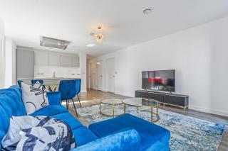 NEW BUILD - Modern Lux Broad St City Centre 2 Bedroom Apt, 2 Bathroom - Birmingham City Centre - Smart TVs with Netflix - Long Stays Allowed - 5 mins walk to Brindley Place, 1 min to Broad Streets Bars and Restaurants - 5