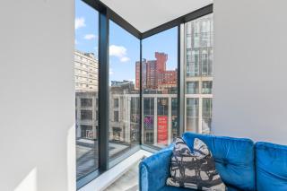 NEW BUILD - Modern Lux Broad St City Centre 2 Bedroom Apt, 2 Bathroom - Birmingham City Centre - Smart TVs with Netflix - Long Stays Allowed - 5 mins walk to Brindley Place, 1 min to Broad Streets Bars and Restaurants - 2