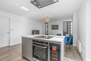NEW BUILD - Modern Lux Broad St City Centre 2 Bedroom Apt, 2 Bathroom - Birmingham City Centre - Smart TVs with Netflix - Long Stays Allowed - 5 mins walk to Brindley Place, 1 min to Broad Streets Bars and Restaurants - 1