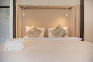 Spacious 1 bedroom Apartment with Breathtaking Pool and Beach Views - 6