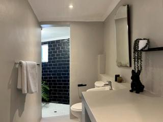 Sunny Melville Garden Escape - 4