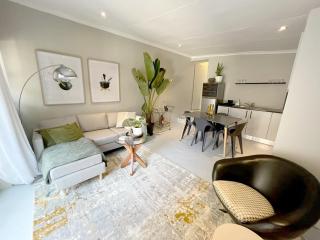 Sunny Melville Garden Escape - 8