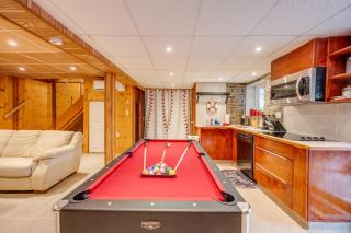 Luxe Pocono Retreat! Pet Friendly Hot Tub, Firepit, Sauna, Game Room, Fireplace, Ski, BBQ, Lakes, Pool Tennis Fishing - 5