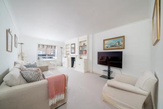 Bright Two-Bed Flat in Covent Garden: Serenity Meets Buzz - 9