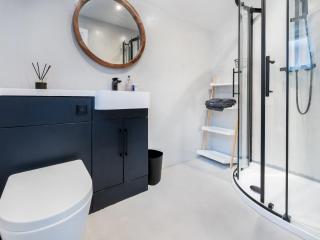 Lush apartments, Pool Table, Netflix, Parking, Long Term Discounts - Newport - 5