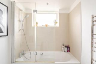 1 Bed Deluxe Suite By Hyde Park with Private Entrace - 3