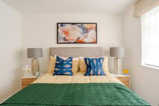 1 Bed Deluxe Suite By Hyde Park with Private Entrace - 2