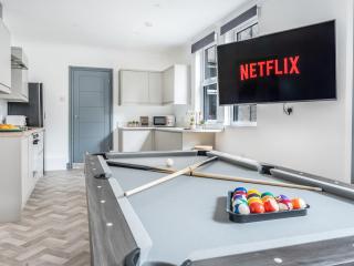 Lush apartments, Pool Table, Netflix, Parking, Long Term Discounts - Newport - 0