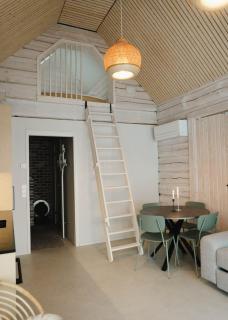 Lakefront log suite - 3